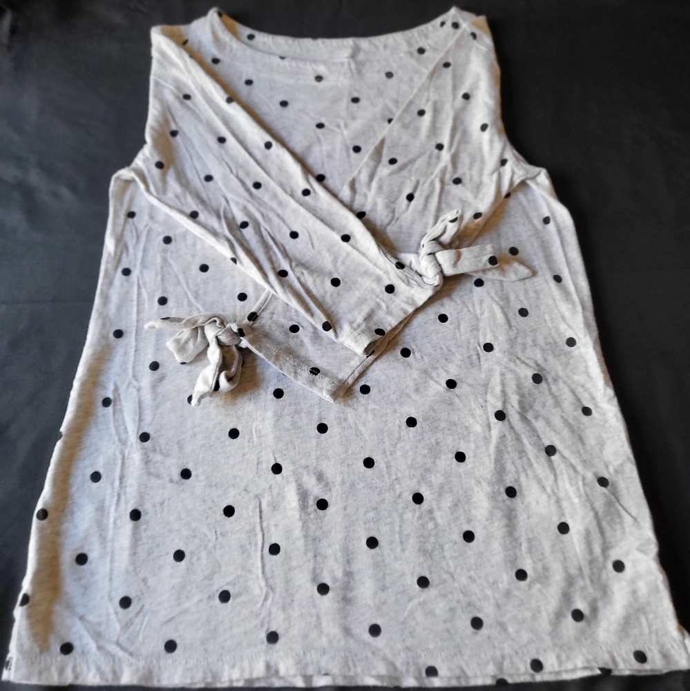 Old Navy Gray Top with Black Polka Dots